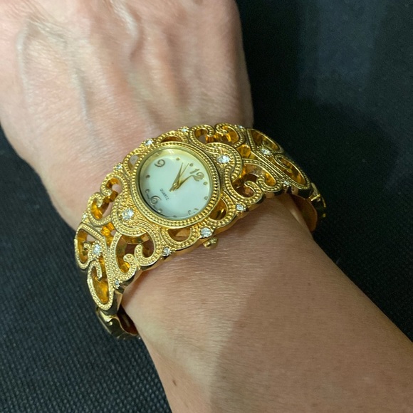 Vintage Accutime 2E12J Quartz Wrist Watch With Rhinestones shaped as a bangle - Picture 3 of 9